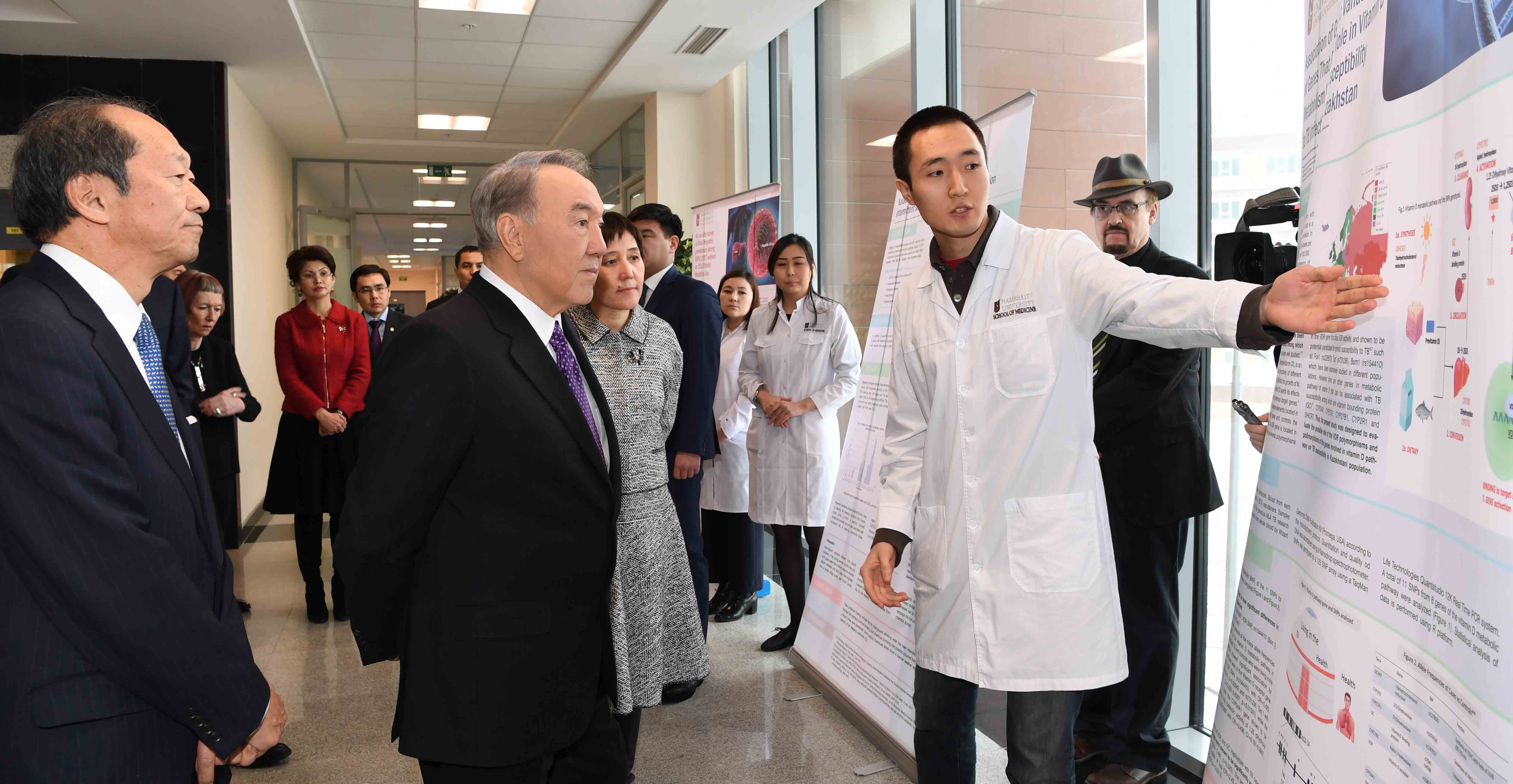 Elbasy Nazarbaev Ýnıversıtetiniń medısına mektebinde boldy