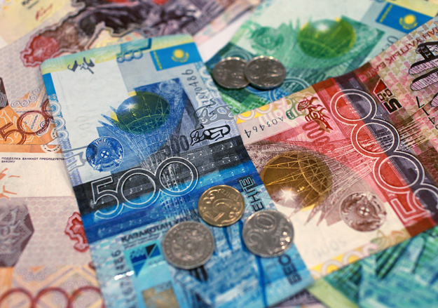 Teńgeniń dollarǵa shaqqandaǵy baǵamy bir aılyq mınımýmǵa tústi