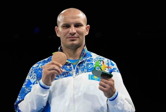 Ivan Dychko resmı túrde kásipqoı boksqa aýysty