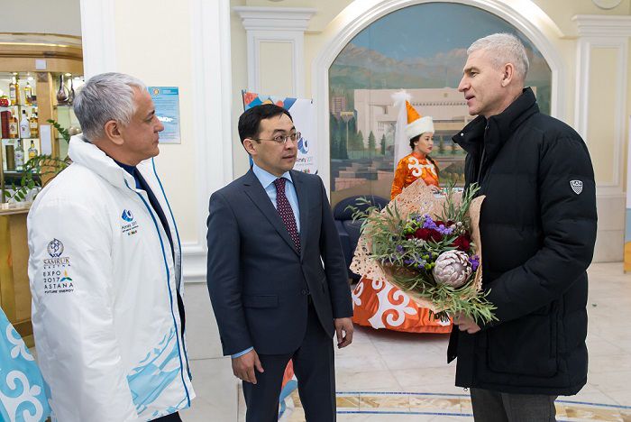 FISU prezıdentin qarsy aldy