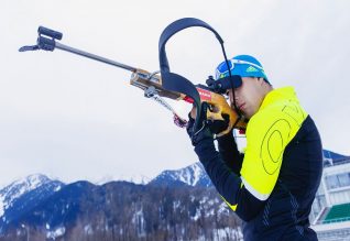 Bıatlonnyń bási nege tómen?