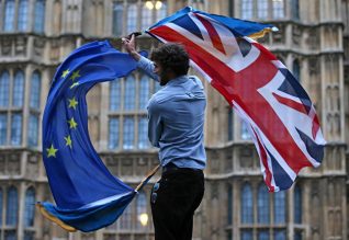 Elızaveta II «Breksıtti» bastaýǵa ruqsat berdi