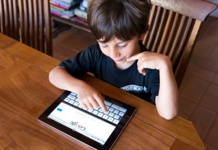 Google balalardyń smartfonyn baqylaıtyn qyzmetti iske qosty