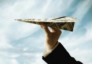 Qazaqstandyqtar shetelge aqsha aýdarýdy kóbeıtti