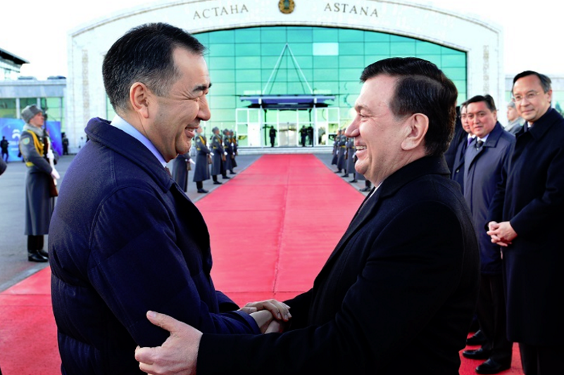 Astanaǵa О́zbekstan Prezıdenti Shavkat Mırzııoev keldi
