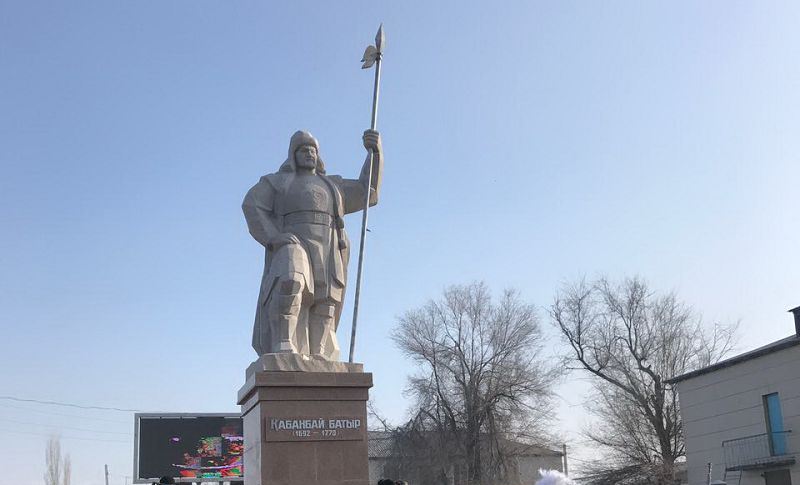 Bahadúr batyrdyń eskertkishi boı kóterdi