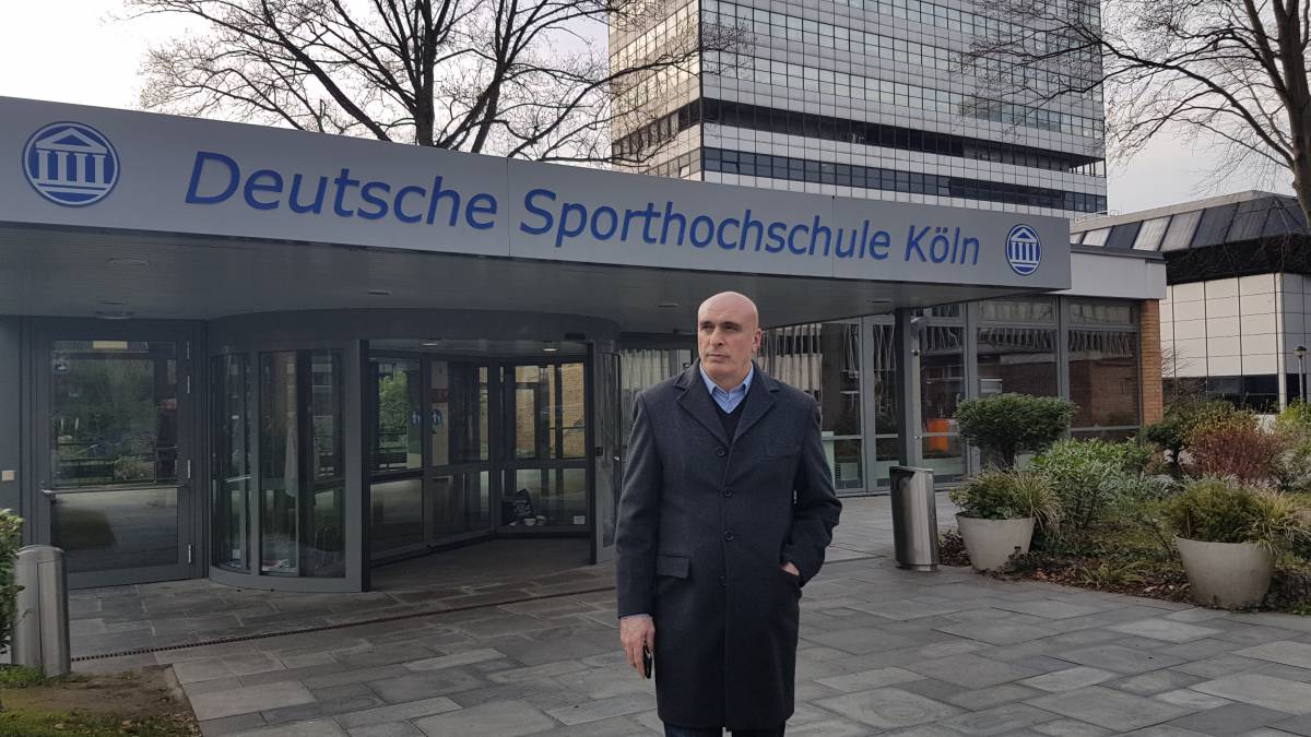 Qazaq fýtbolyn damytqym keledi – Hıdır Akbash