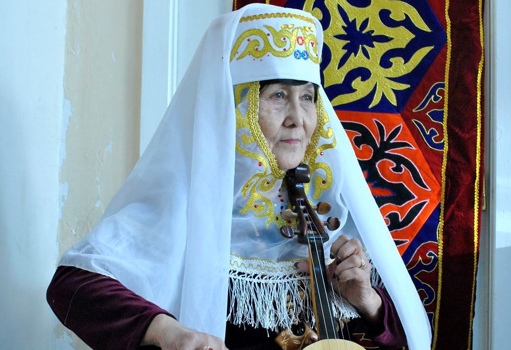 Shyǵystan shyqqan alǵashqy qobyzshy áıel páter jaldap júr