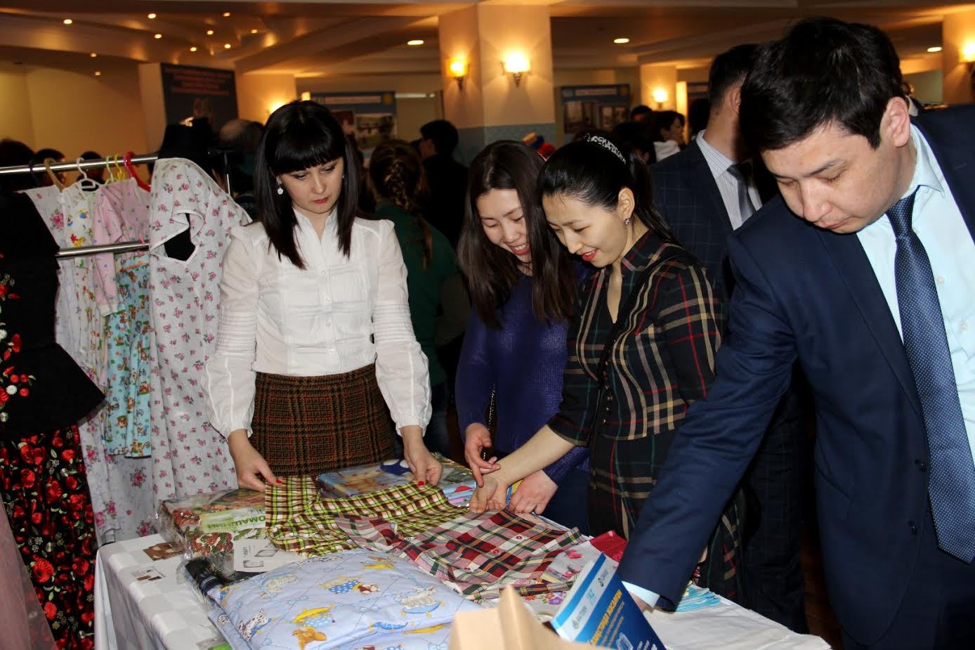 Atyraýda túrmede jasalǵan zattar kórmege qoıyldy