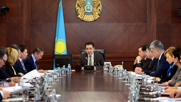 Baqytjan Saǵyntaev densaýlyq saqtaý júıesin damytý máseleleri jóninde keńes ótkizdi