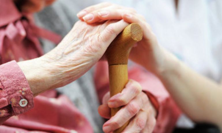 ​Oqýshylar qamkóńil qarııalarǵa tartý jasady