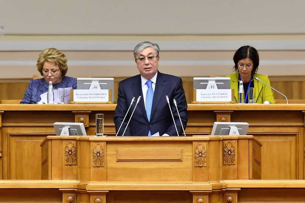 Toqaev: Terrorızmdi túbirinen joıý strategııasyna kóshý kerek