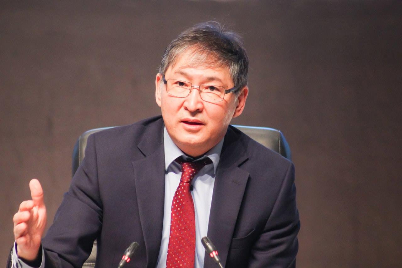 Erlan Saǵadıev oqýshylarǵa úı tapsyrmasyn berýdi azaıtpaq