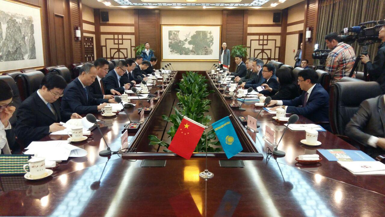 Asqar Myrzahmetov QHR-dyń bıznes qaýymdastyǵy ókilderimen kezdesti