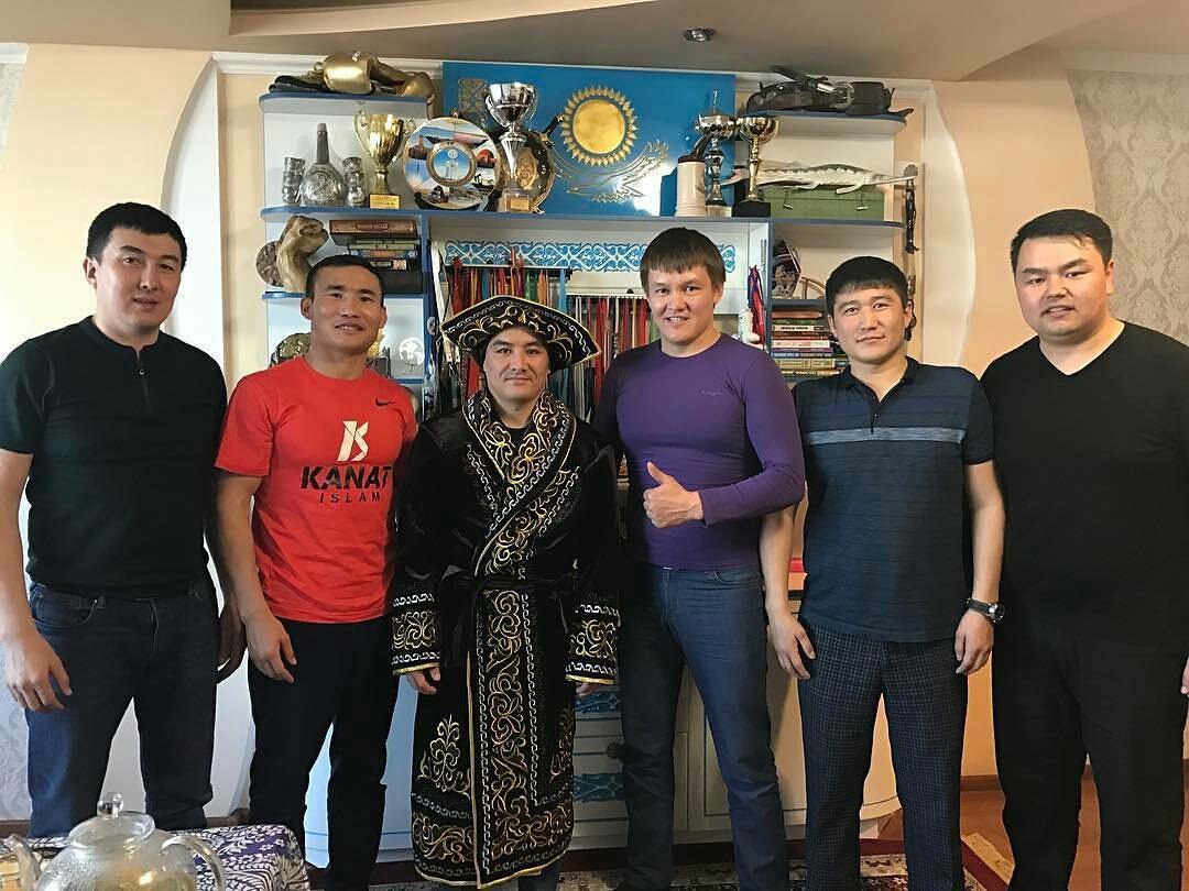 Qanat Islam Janat Jaqııanovtyń ıyǵyna shapan japty 