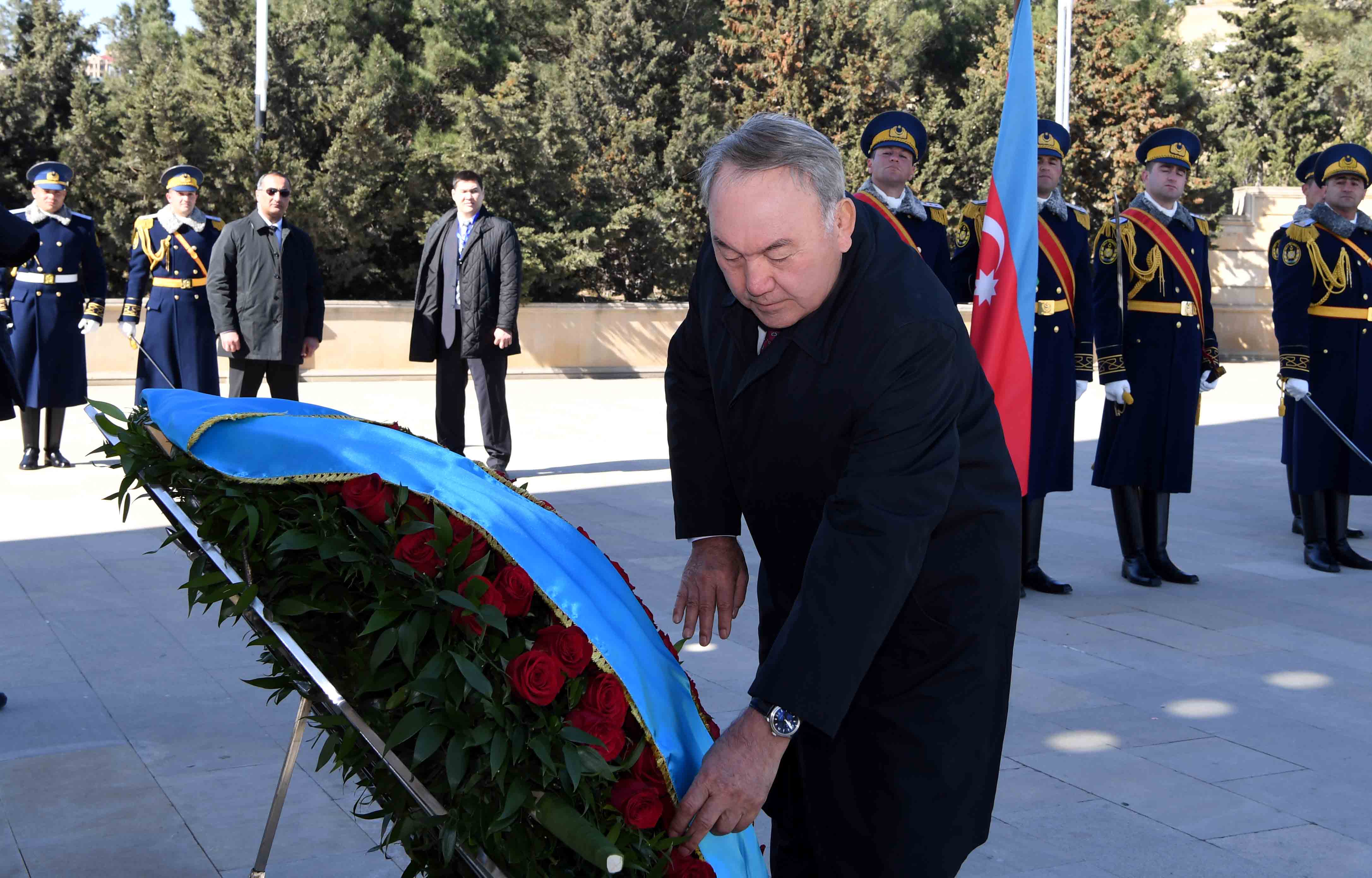 Nazarbaev Geıdar Álıevtiń beıitine gúl shoǵyn qoıý rásimine qatysty