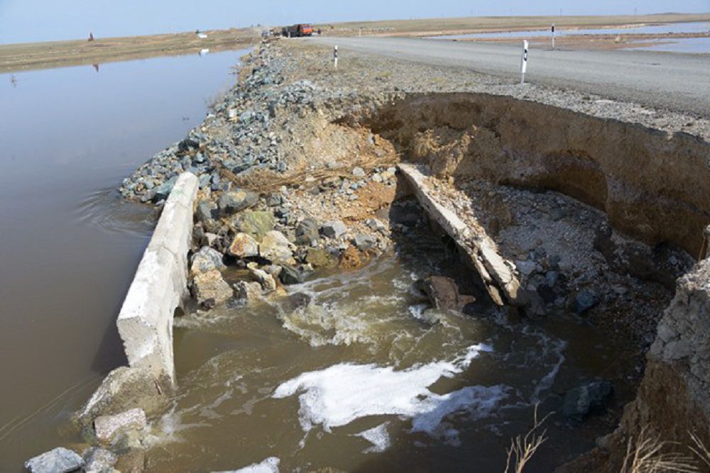 Tasqynmen jaǵalasyp, qubyr jasap jatyr