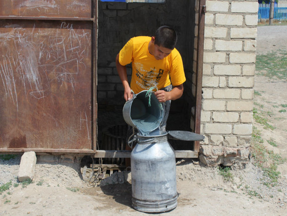 Kermek sý keri tartyp otyr