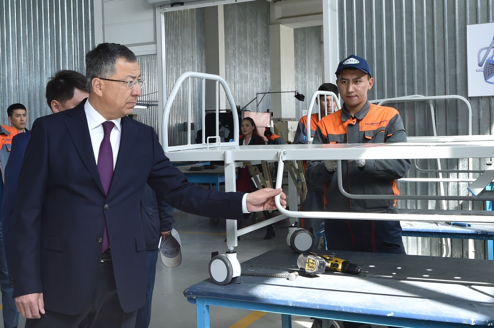 ​OQO ákimi «Kazmedprıbor» JShS-nyń jumysymen tanysty 