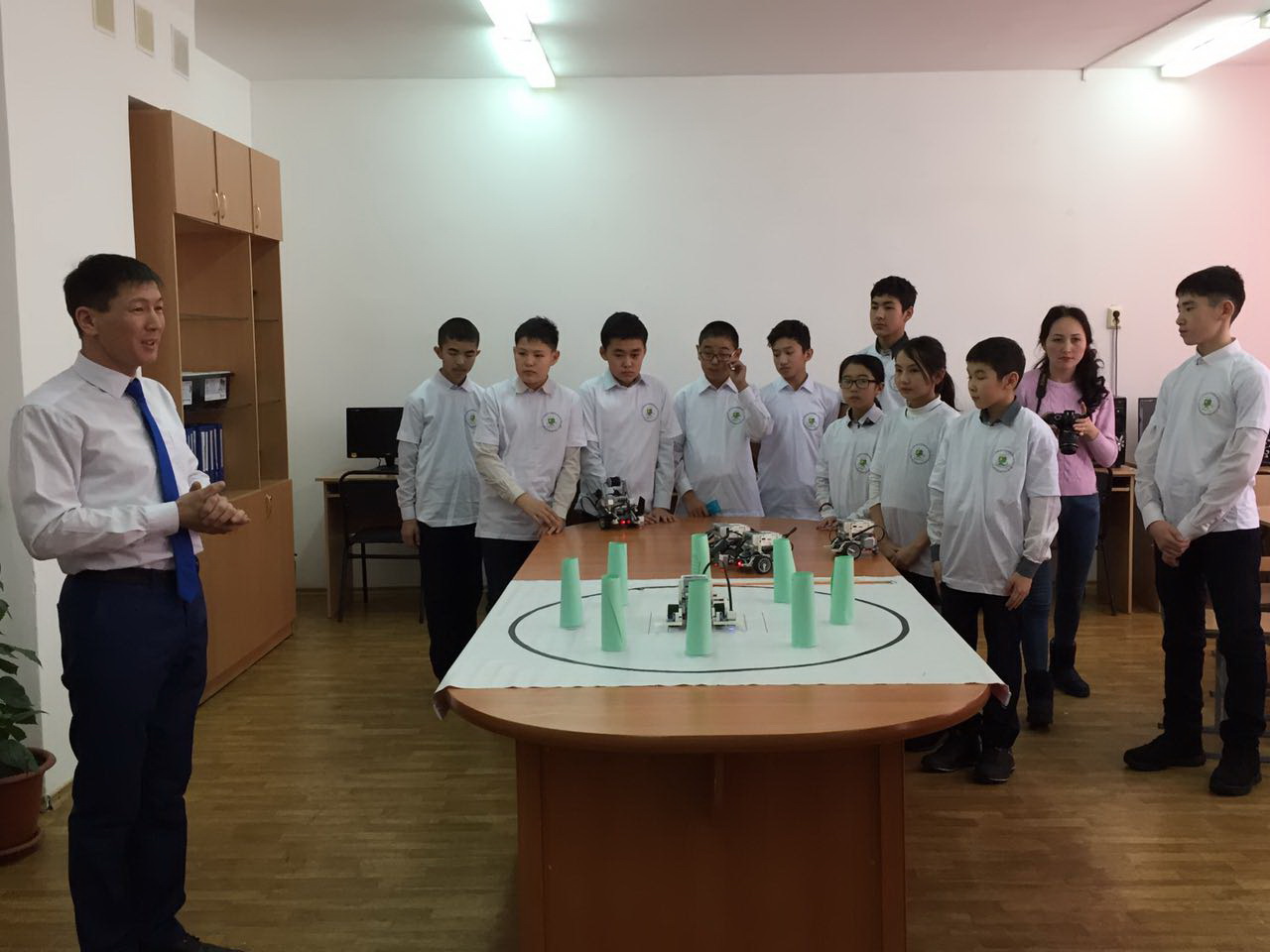 Aýyl balalary robot qurastyrýǵa kiristi