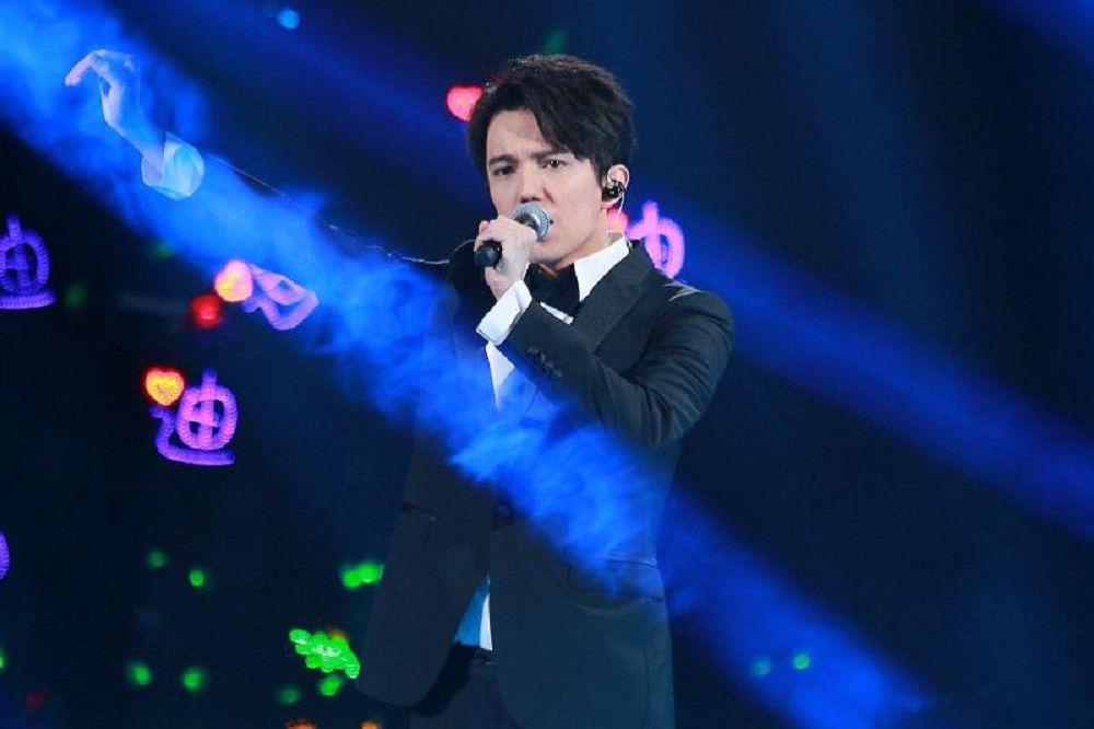 Dúnıe súısingen Dımash