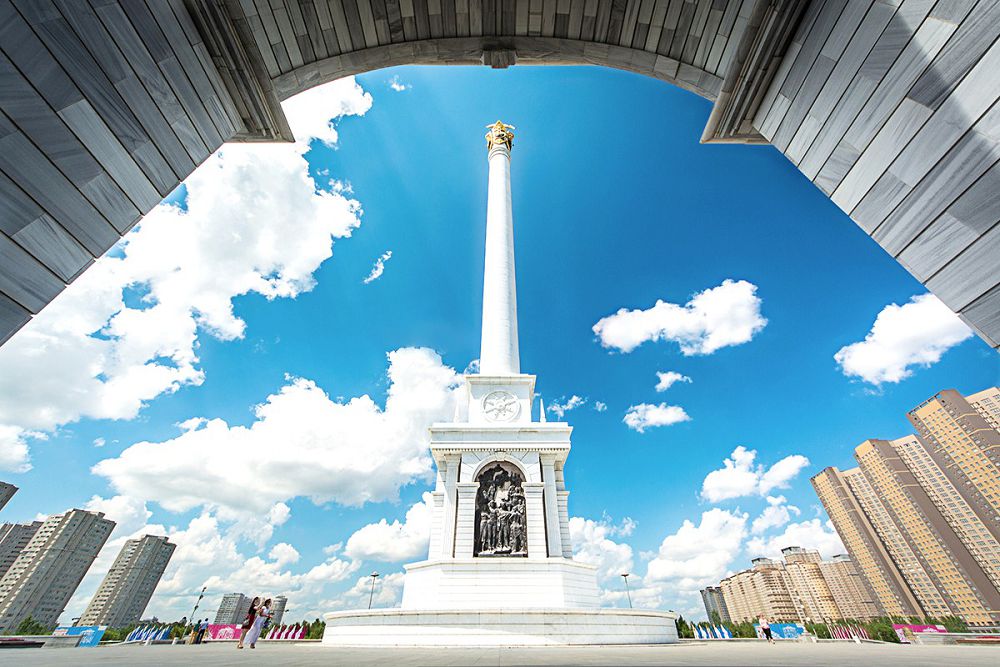 Biz birge bolýǵa tıispiz