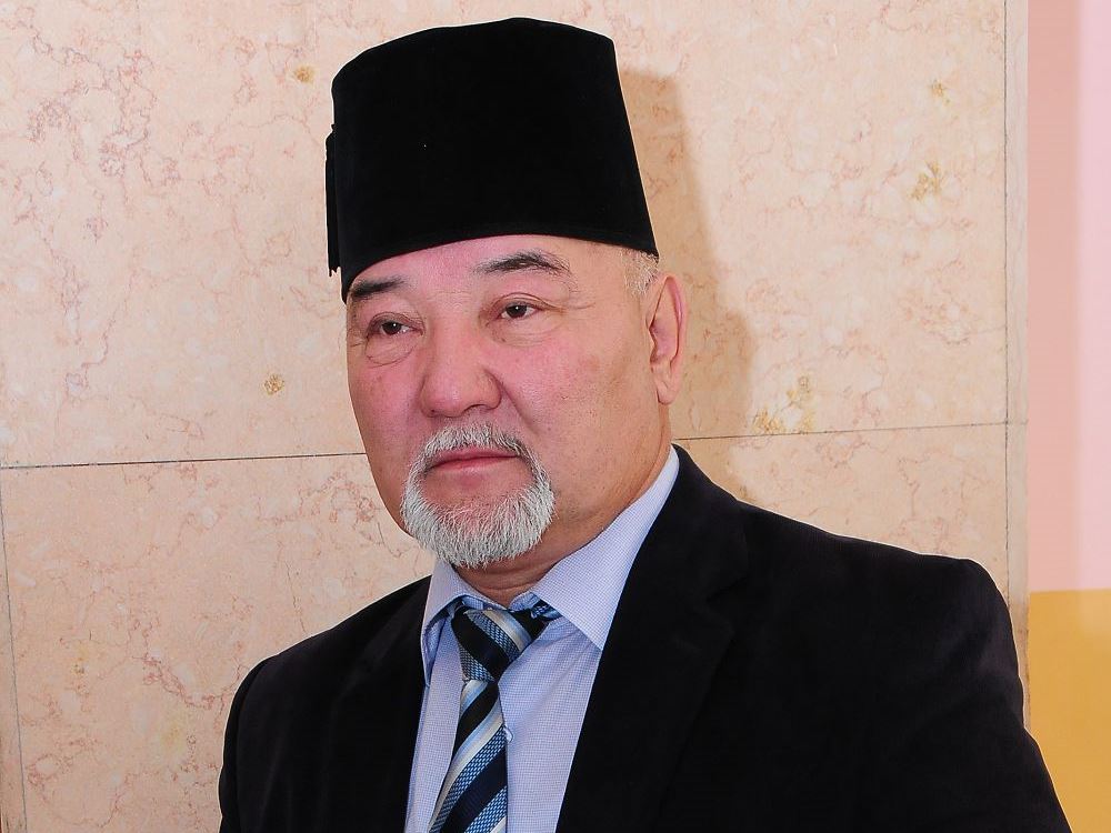 Bul bas kıimdi Baıtursynov ta kıgen