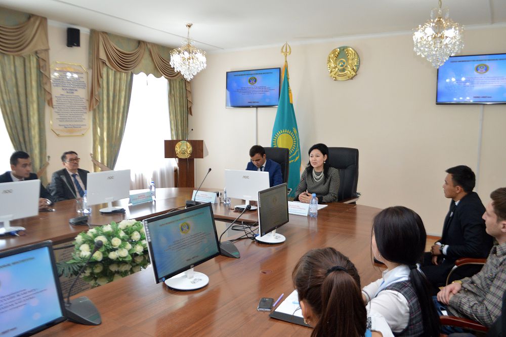 Tarazdyq ustazdar Elbasynyń maqalasyn talqylady