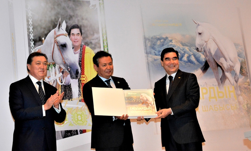 Túrkimenstan prezıdentiniń kitaptary qazaq tilinde (foto)