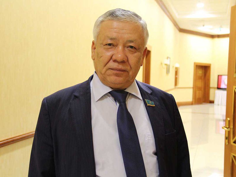 Árqaısymyz atsalysýymyz kerek