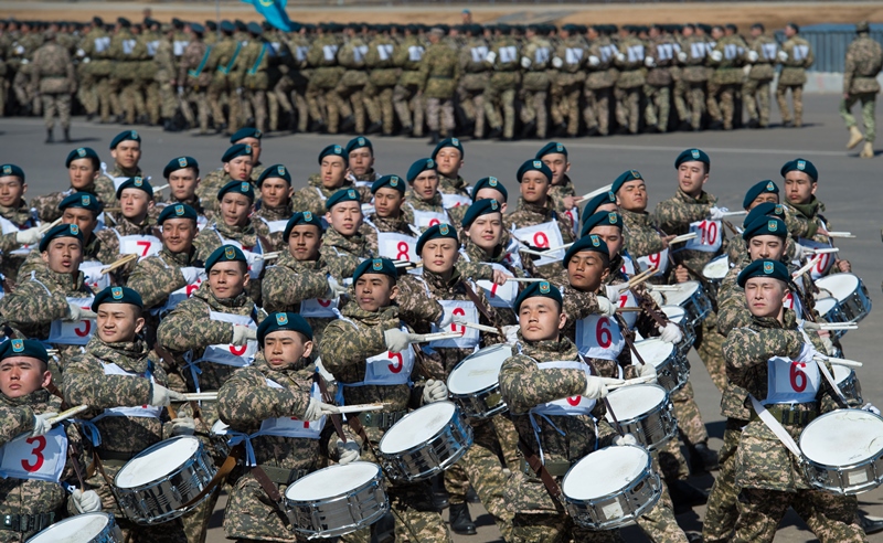 Sarbazdar áskerı paradqa saqadaı-saı