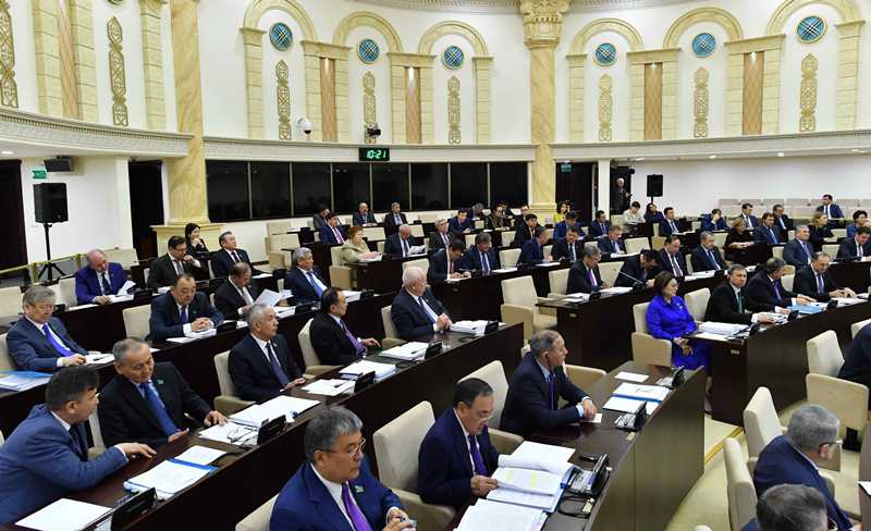  Senatorlar sý tasqynyna baılanysty atqarýshy bılikti synady