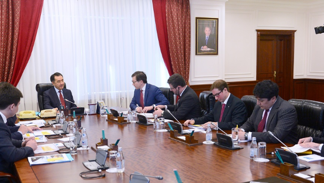 «Ernst & Young» kompanııasynyń ókilderimen kezdesti