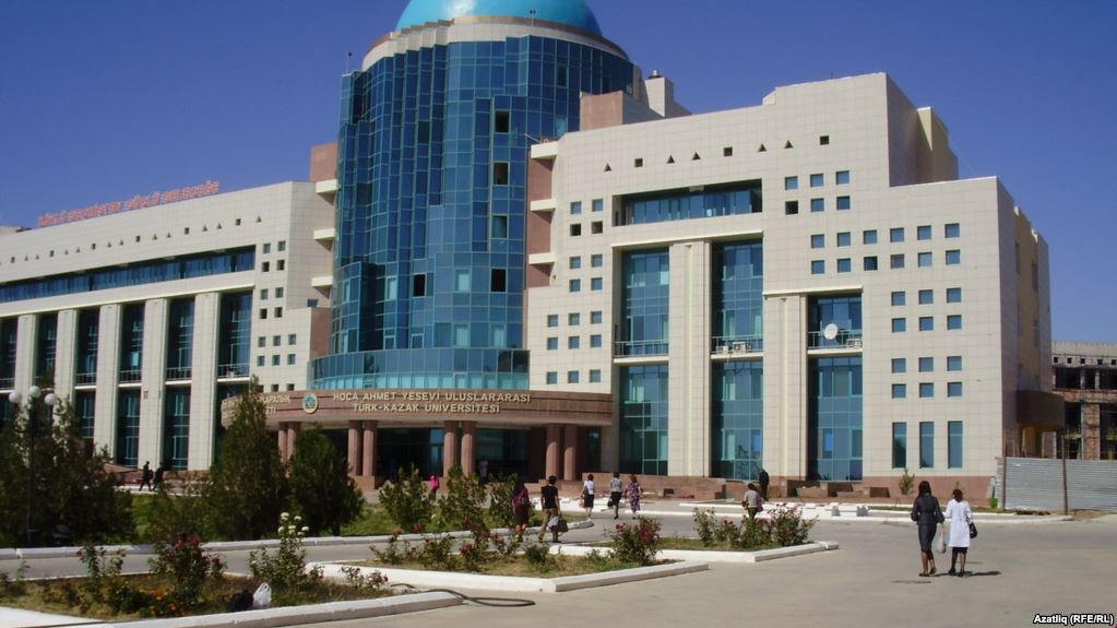 Ahmet Iаsaýı ýnıversıteti  oqýshylarǵa bilim granttaryn tabystady