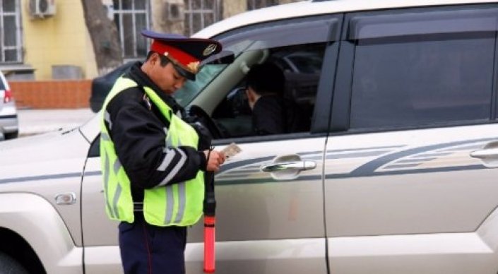 Astana polıseıleri ákimshilik hattamany planshetpen toltyrady