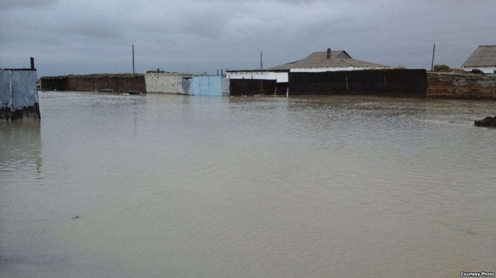 Pavlodarda sý tasqynynan zardap shekkenderge kómek kórsetiledi