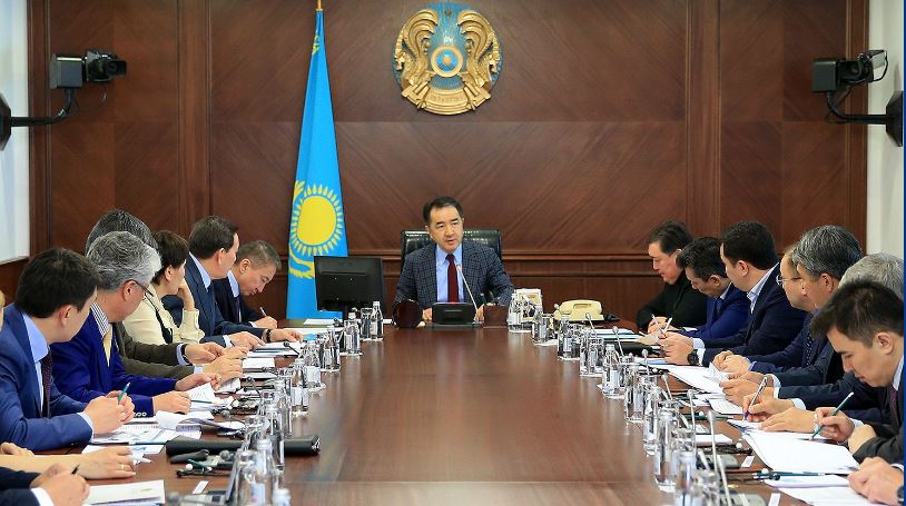 QR Premer-mınıstri Elbasynyń tapsyrmalaryn iske asyrý jóninde keńes ótkizdi