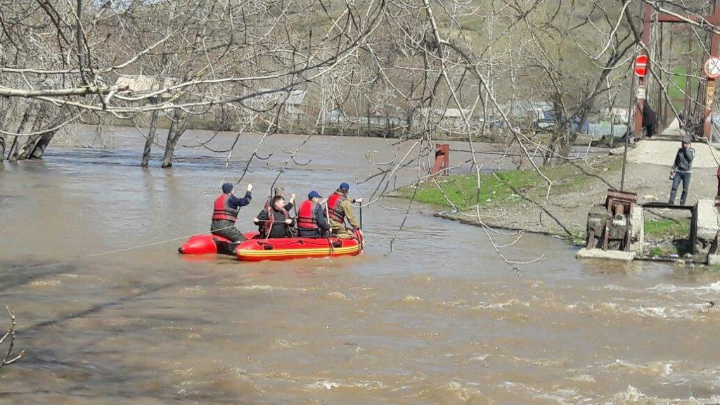 ShQO Glýbokoe aýdanynda 34 turǵyn qaıyqpen  qaýipsiz jerge kóshirildi