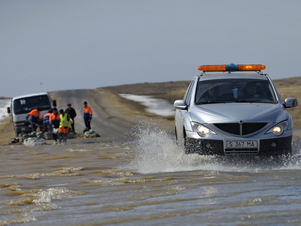 ​Respýblıkanyń 22 avtokólik jolyn erigen qar sýy basty