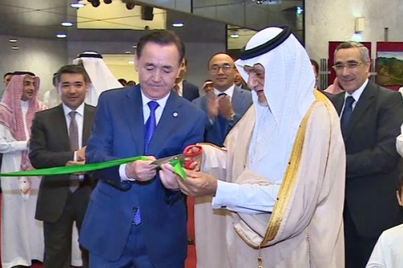 Elbasy kitaby arab tilinde jaryq kórdi