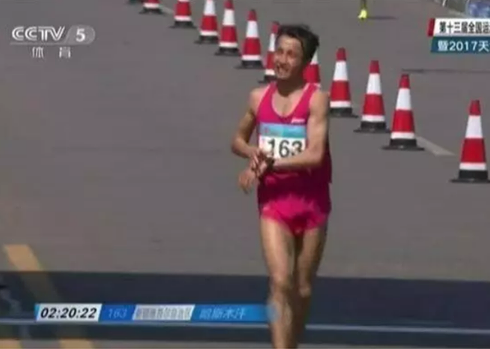 Qytaıdaǵy qazaq jigiti Shyńjań marafonshylarynyń kóshin bastady