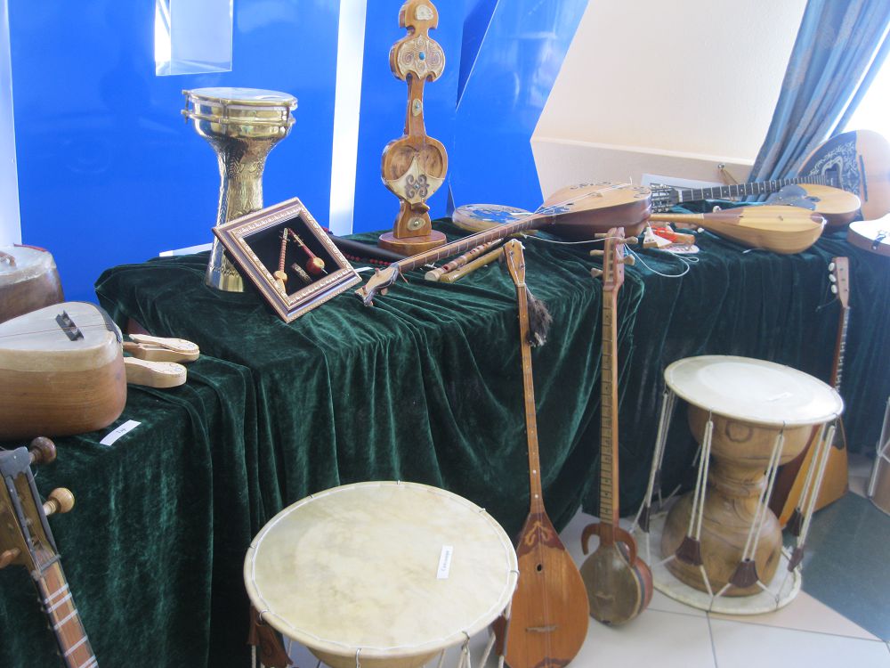 Áýender dostyqqa bastaıdy