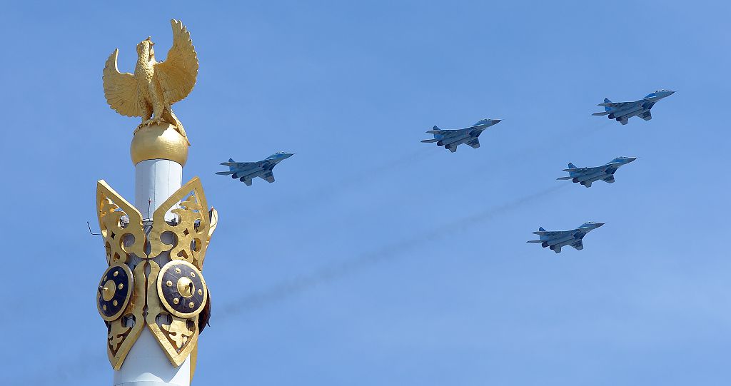 Kók aspannyń kúzetinde