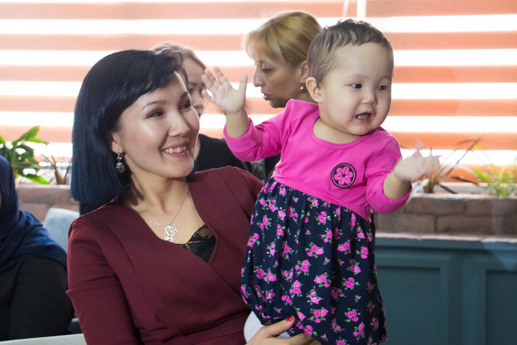 Baýyryna baýyryn bólip bergender