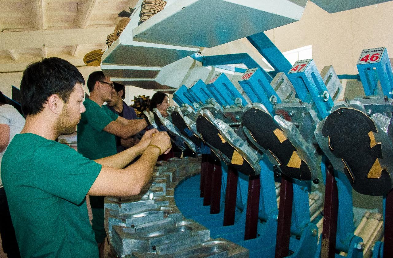 Maqtaaraldaǵy aıaq kıim shyǵaratyn fabrıka ónimin eki esege arttyrdy