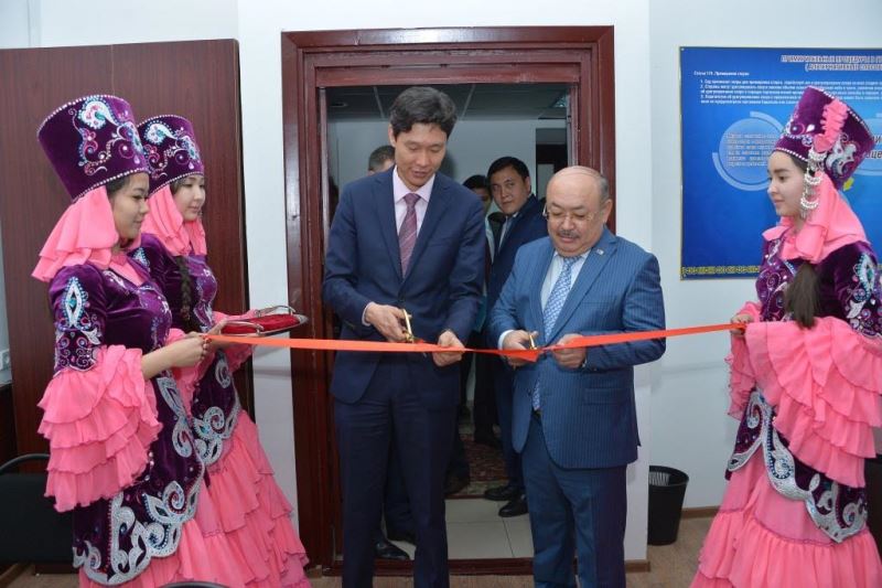 QazUÝ-da medıasııa jáne sot otyrysy oqý zaly ashyldy