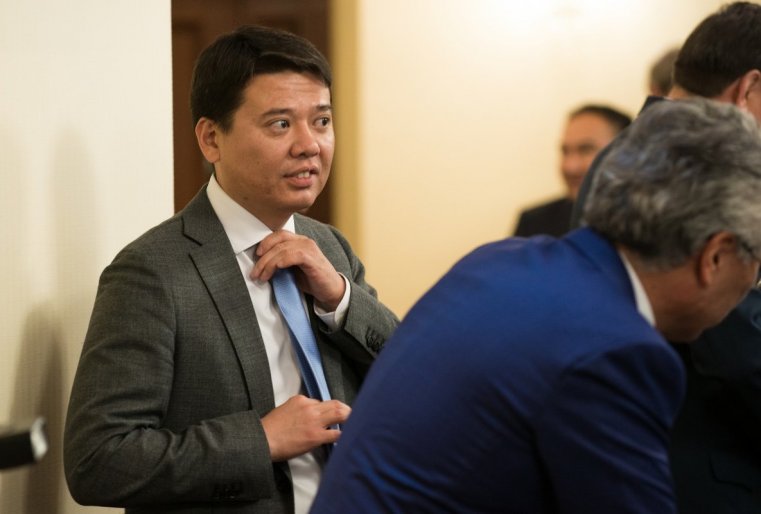 Ádilet mınıstri qazaq tilin úırenip júr