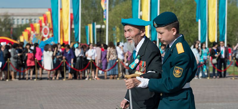 Jasyndaı jarqyldaǵan jas edi