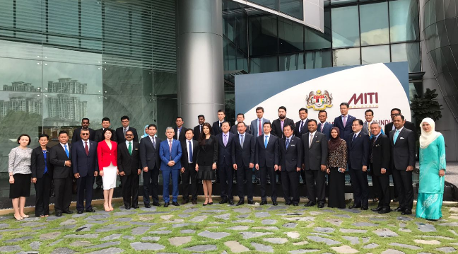 Malaızııamen ıslamdyq qarjy jáne halal ındýstrııada yntymaqtastyqty arttyramyz