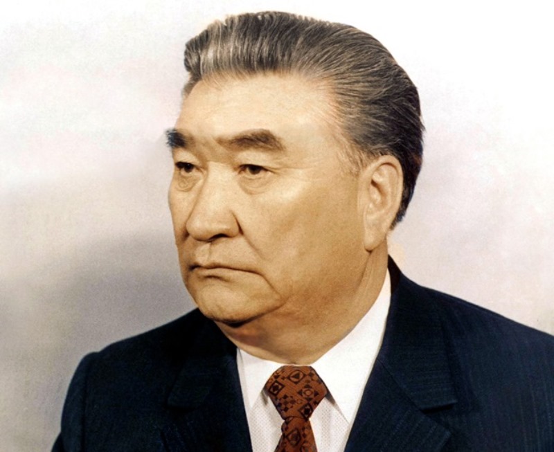 Shákárimniń qolyna sý quıǵan